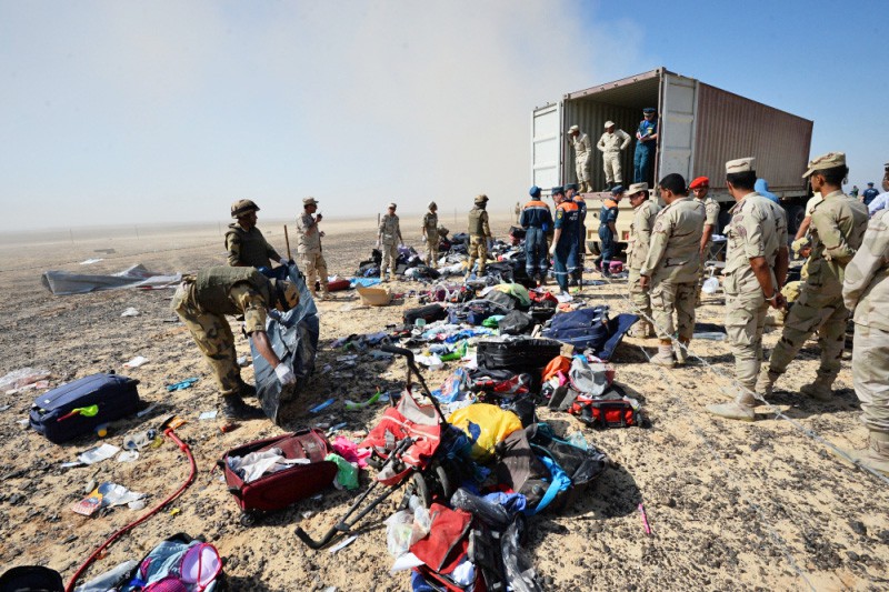 Погрузка тел погибших в авиакатастрофе самолета Airbus A321 