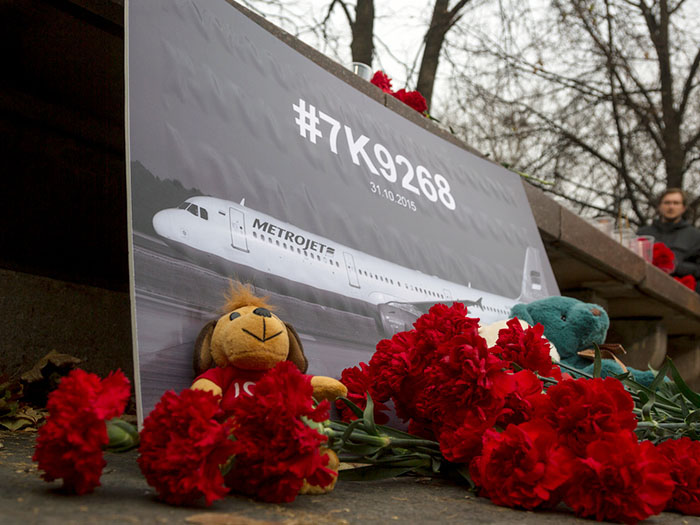 Цветы и свечи в память о жертвах авиакатастрофы самолёта авиакомпании "Когалымавиа"