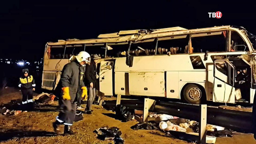 Спасатели МЧС на месте ДТП с участием автобуса