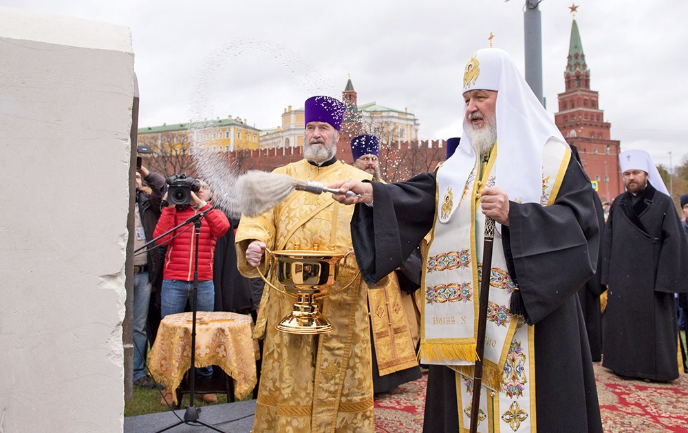 Патриарх Кирилл освящает камень основания памятника князю Владимиру Крестителю
