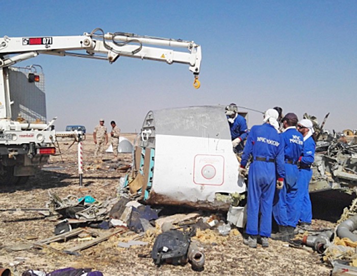 Спасатели МЧС России на месте крушения самолета Airbus A321 