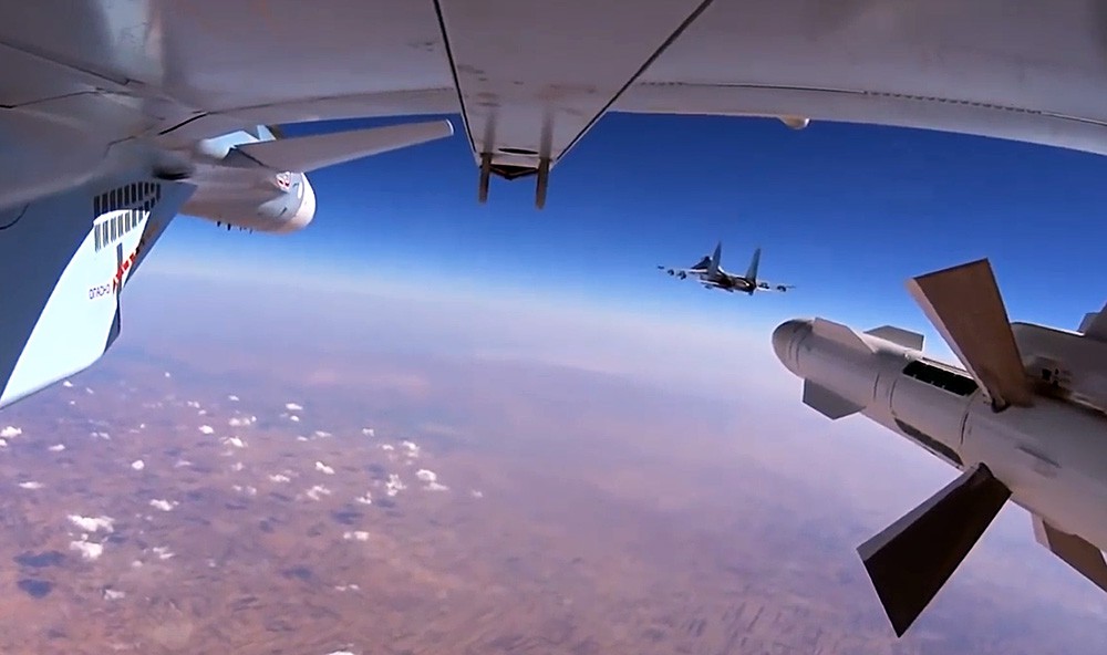 Истребитель Су-30СМ ВКС России во время боевого вылета в Сирии