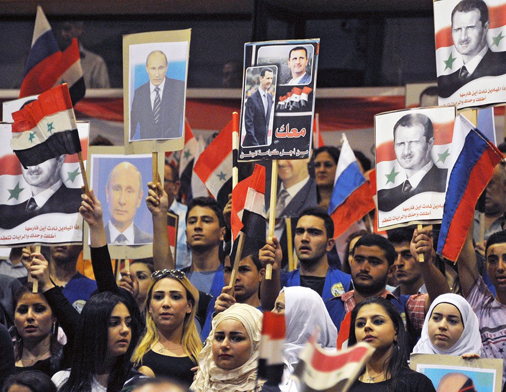 Жители Сирии на митинге в честь российского Дня народного единства и в благодарность России за боевую операцию в своей стране