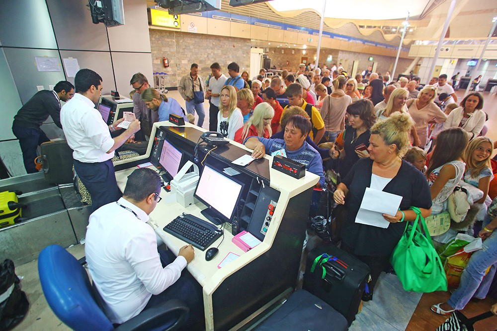 Туристы у стойки регистрации в аэропорту Египта