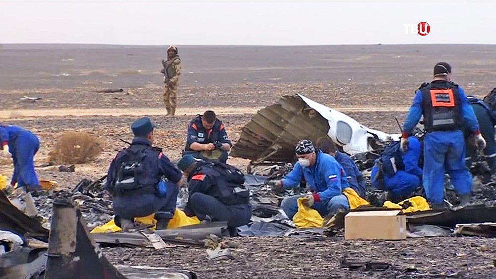 Спасатели МЧС России на месте крушения самолета Airbus A321 