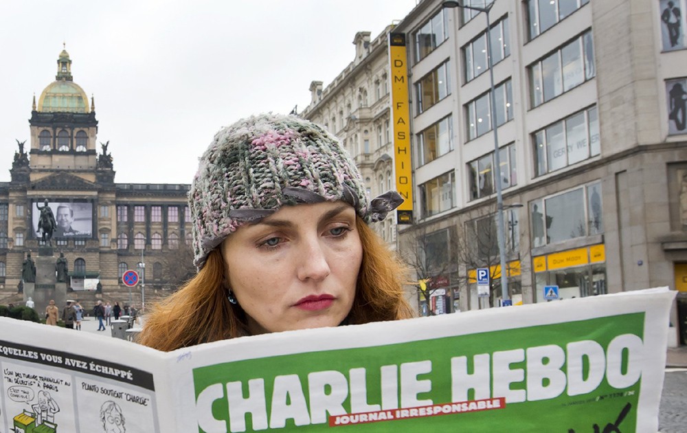 Девушка читает Charlie Hebdo