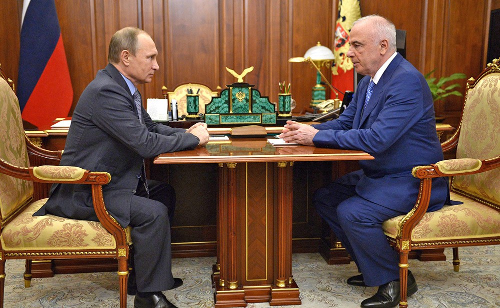 Президент России Владимир Путин и глава Республики Адыгея Аслан Тхакушинов