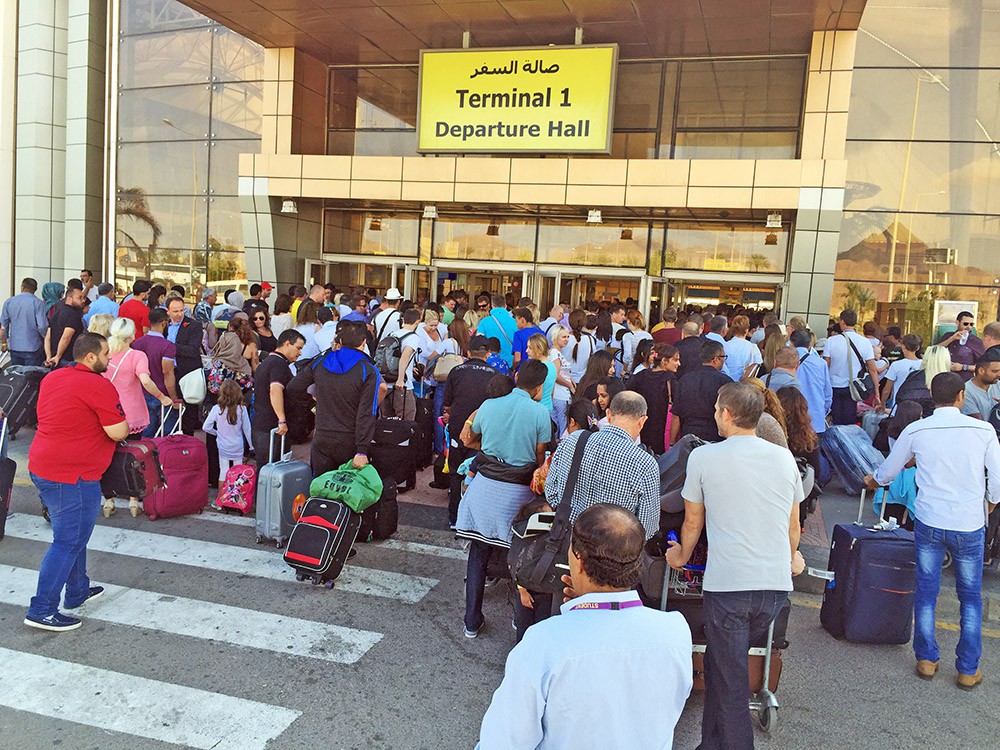 Туристы на входе в аэропорт Шарм-эль-Шейха