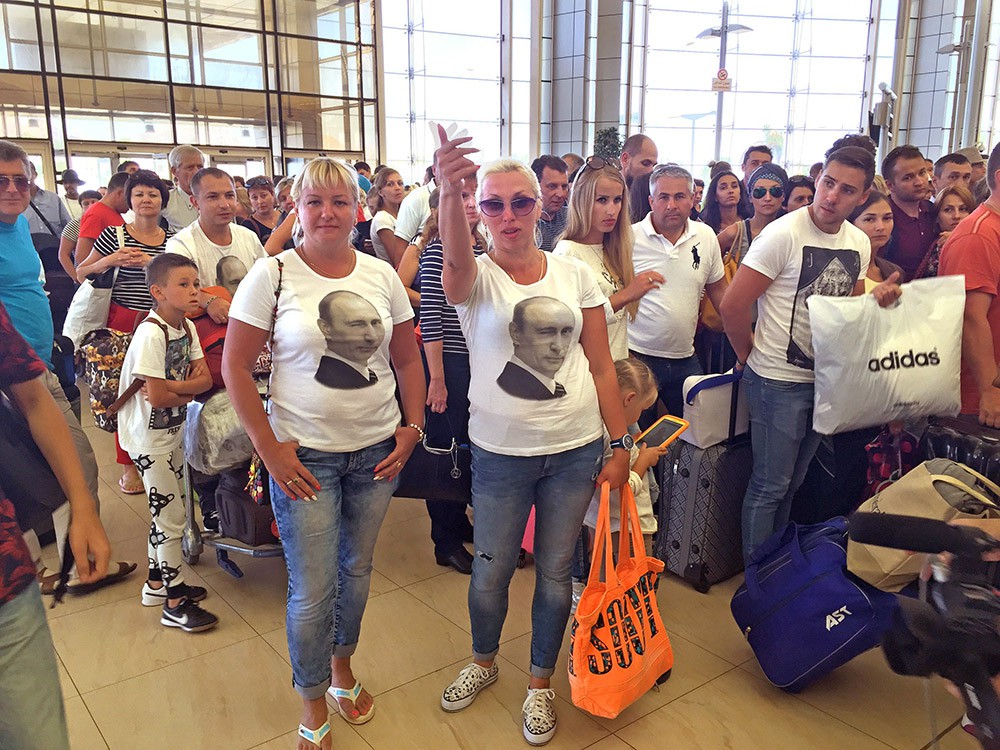 Российские туристы в аэропорту Египта