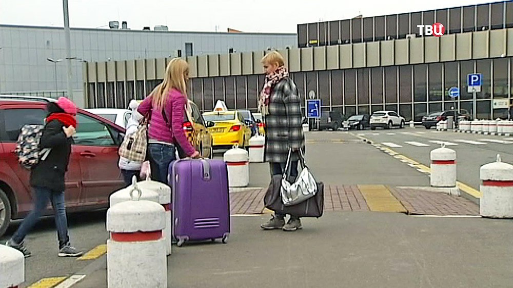 Пассажиры в аэропорту "Шереметьево"