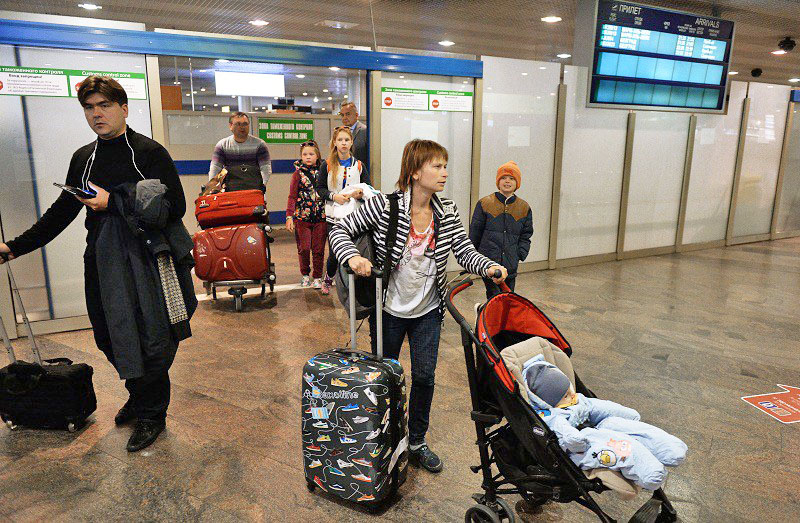 Пассажиры, покидающие зону таможенного контроля в аэропорту "Шереметьево" в Москве