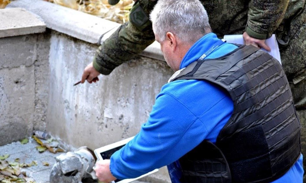 Представители ОБСЕ на месте обстрела жилых районов Донбасса