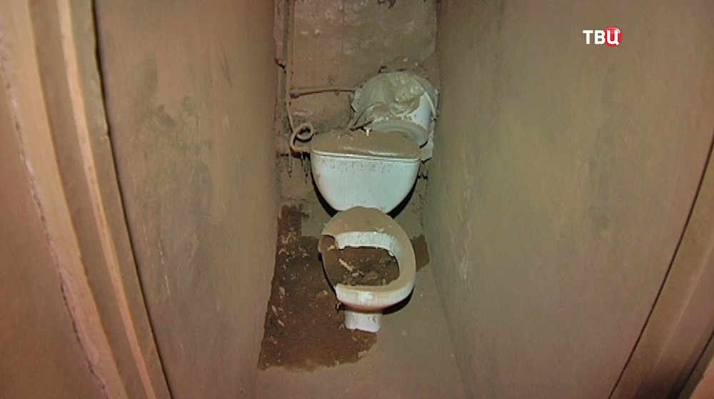 Туалет в разрушенном доме