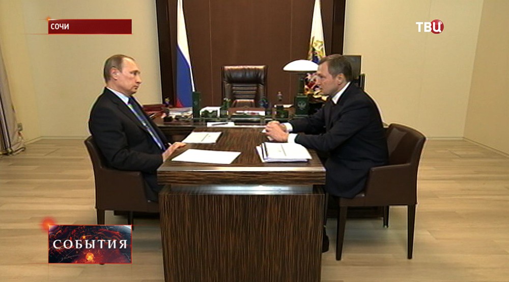 Владимир Путин на  встрече с главой компании "Россети" Олегом Бударгиным