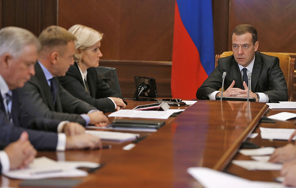 Председатель правительства РФ Дмитрий Медведев проводит совещание в режиме видеоконференции