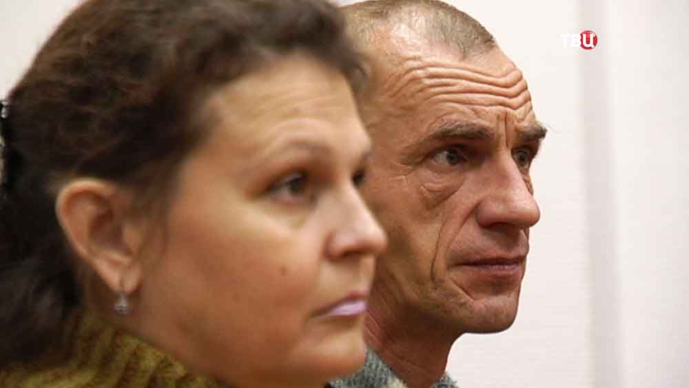 Елена Коробова, мать изъятых детей, и супруг в суде