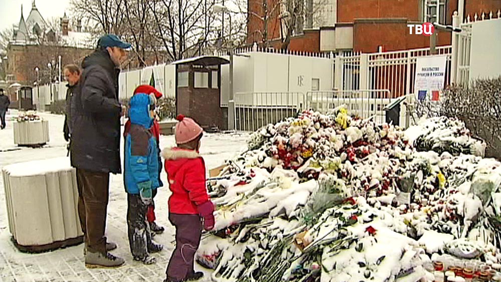 Цветы и свечи у посольства Франции в Москве в память о погибших в результате серии террористических атак в Париже