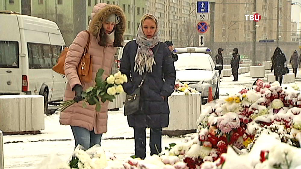 Цветы и свечи у посольства Франции в Москве в память о погибших в результате серии террористических атак в Париже