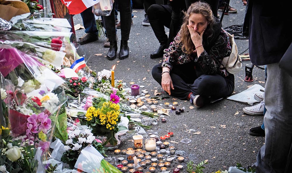 Траур по погибшим от теракта во Франции