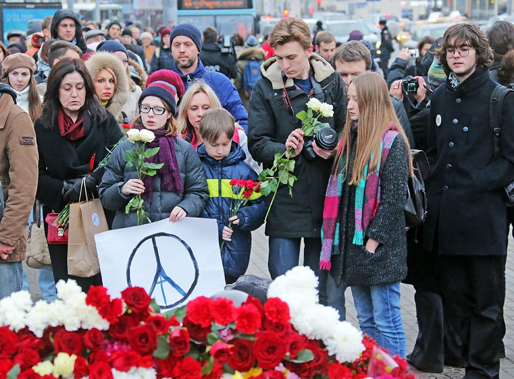Москвичи возлагают цветы к посольству Франции в Москве в память о погибших в результате серии террористических актов в Париже