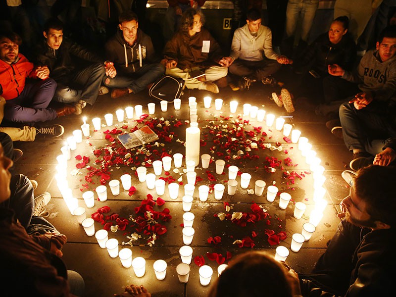 Париж скорбит по погибшим в терактах