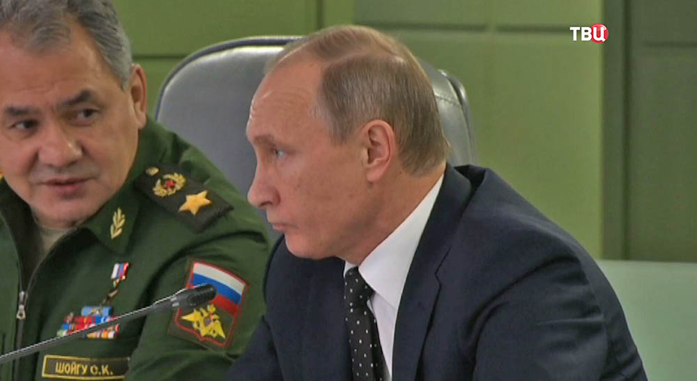 Владимир Путин и Министр обороны Сергей Шойгу  