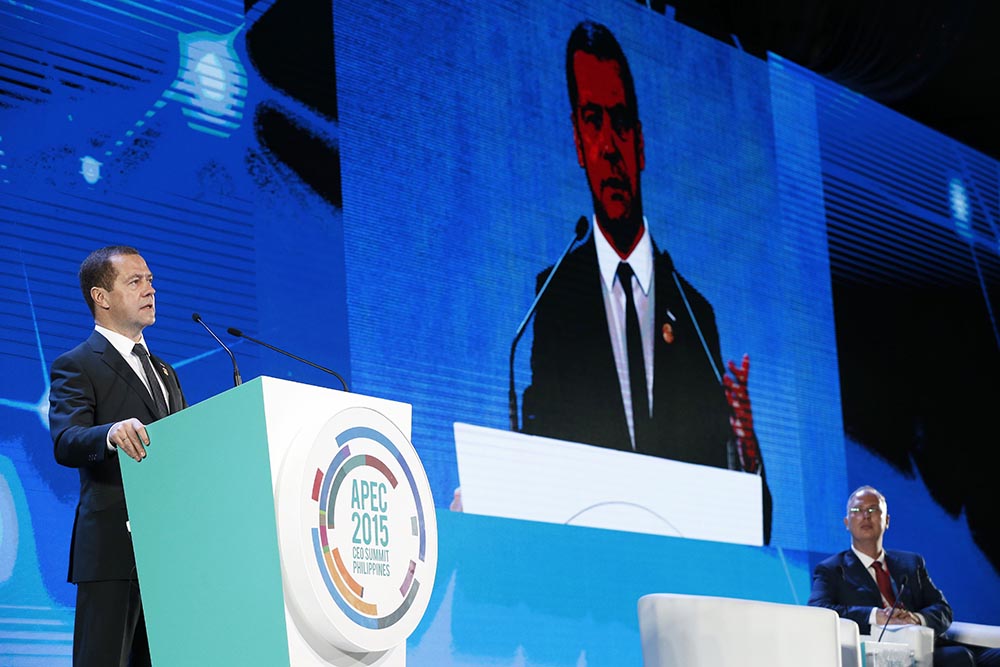 Председатель правительства РФ Дмитрий Медведев выступает на тематической сессии саммита АТЭС