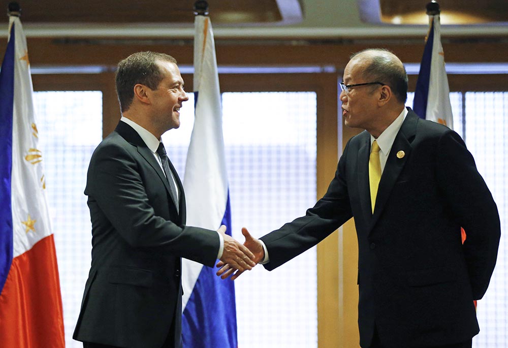 Председатель правительства РФ Дмитрий Медведев во время встречи на полях форума АТЭС с президентом Республики Филиппины Бенигно Акино