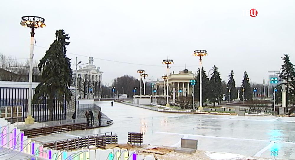 Подготовка ледового покрытия катка на ВДНХ в Москве