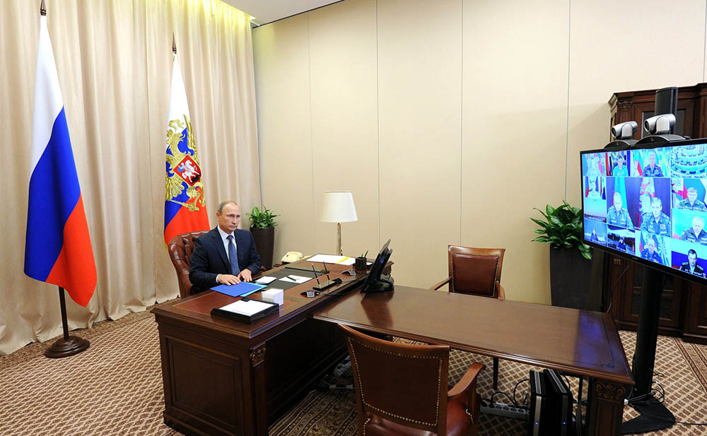 Владимир Путин на совещании в режиме телемоста с руководством Министерства обороны России