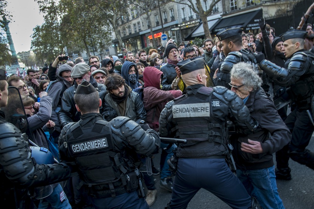 Полиция Франции разгоняет митинг