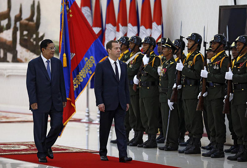 Премьер-министр России Дмитрий Медведев и премьер-министр Камбоджи Хун Сен во время церемонии официальной встречи в Пномпене