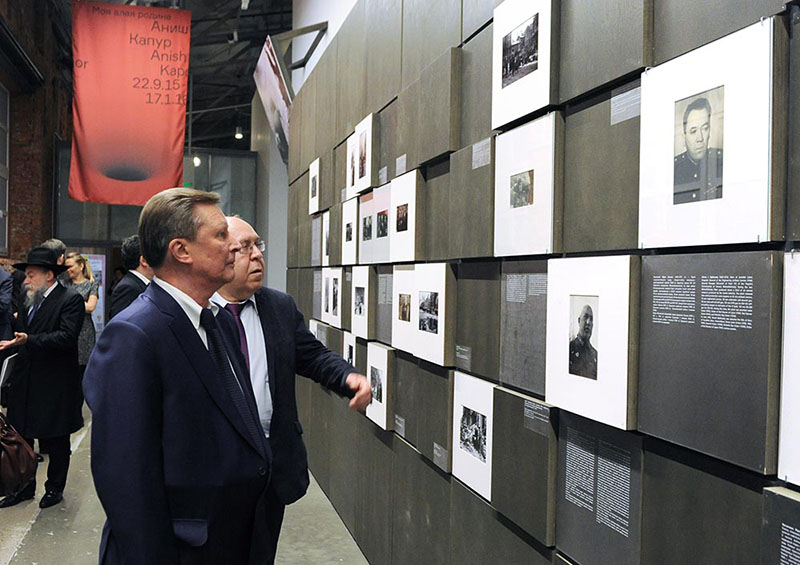 Руководитель администрации президента РФ Сергей Иванов осматривает выставку "Евреи в Великой Отечественной войне"