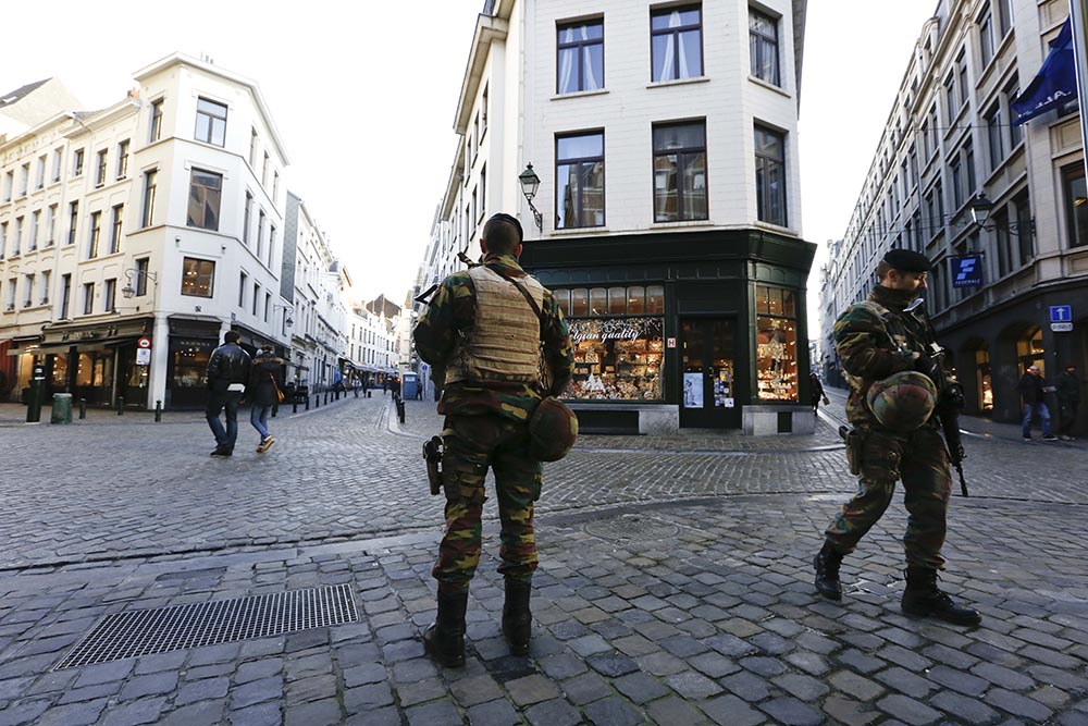 Военный патруль на одной из улиц Брюсселя