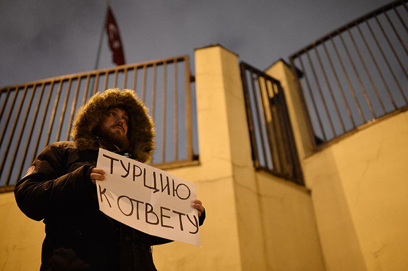 Молодой человек с плакатом во время акции протеста у посольства Турции в Москве