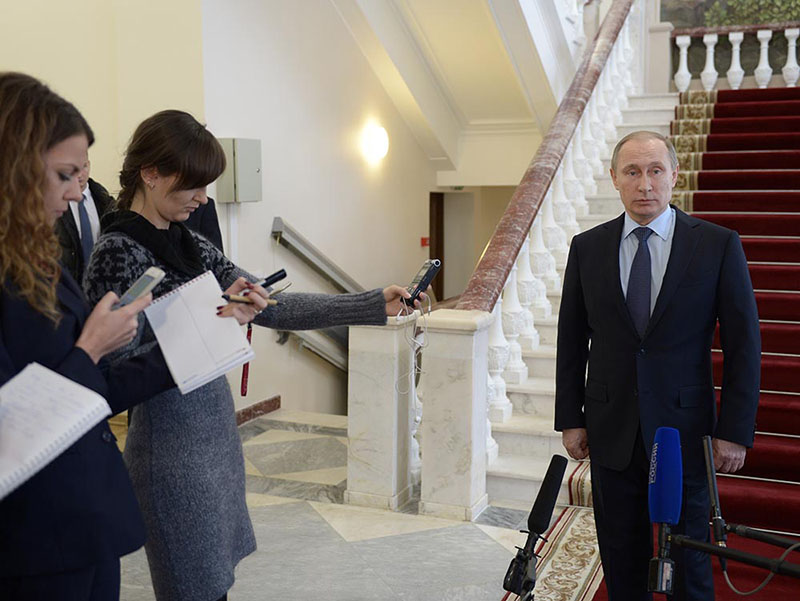 Президент России Владимир Путин отвечает на вопросы журналистов