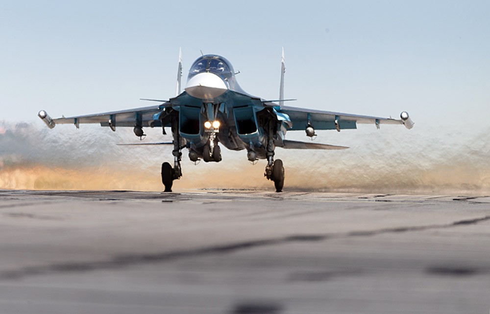 Истребитель Су-34 авиационной группировки ВКС России