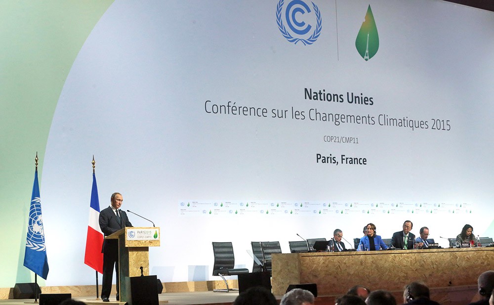 Президент России Владимир Путин выступает на Климатическом саммите в Париже