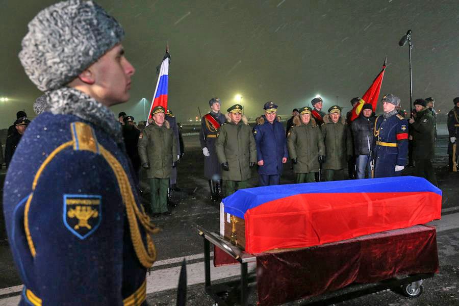 На военный аэродром Чкаловский доставили погибшего Героя Российской Федерации, командира экипажа Су-24 подполковника Олега Пешкова