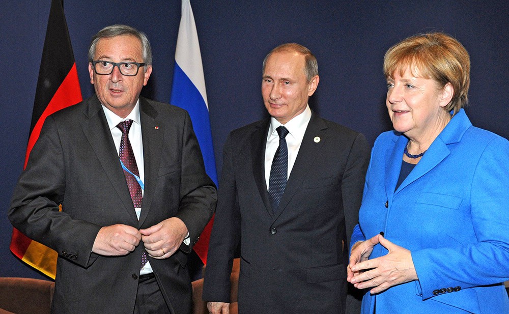 Председатель Еврокомиссии Жан-Клод Юнкер, президент России Владимир Путин и канцлер Германии Ангела Меркель