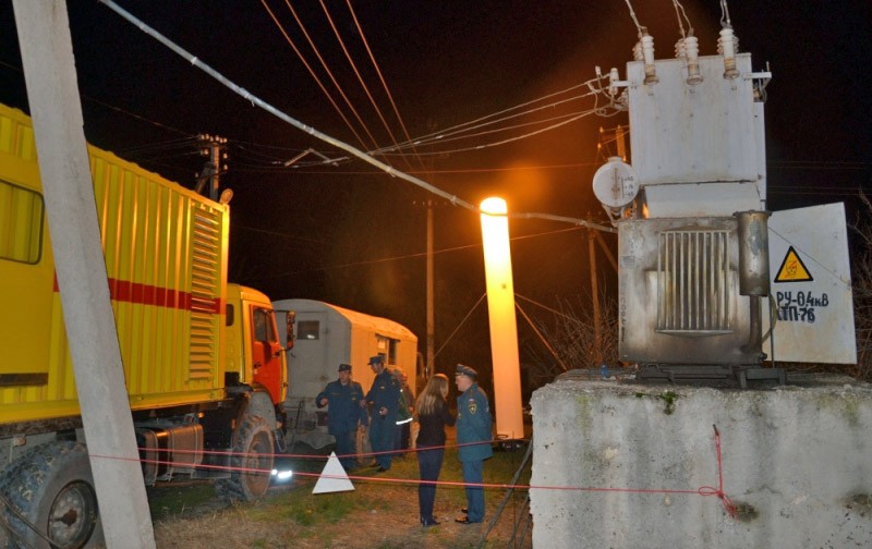 Работа сотрудников МЧС во время отключения электричества в Крыму  