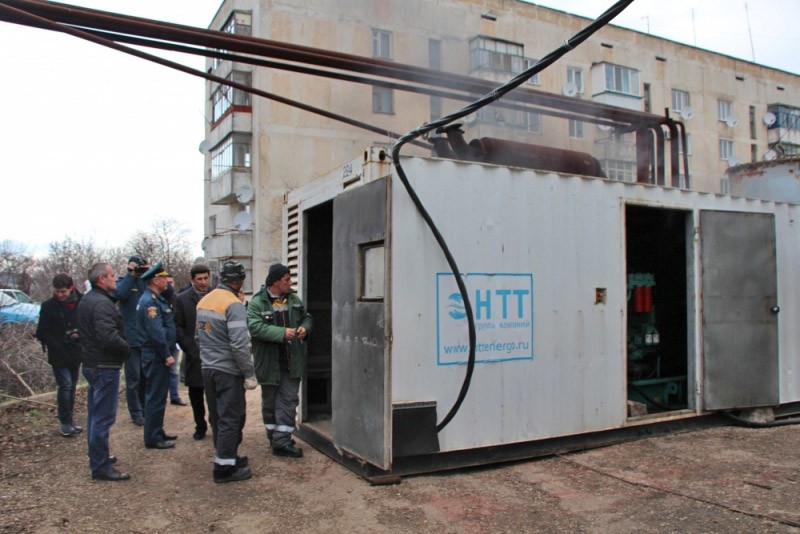 Установка дизель-генератора во время отключения электричества в Крыму  