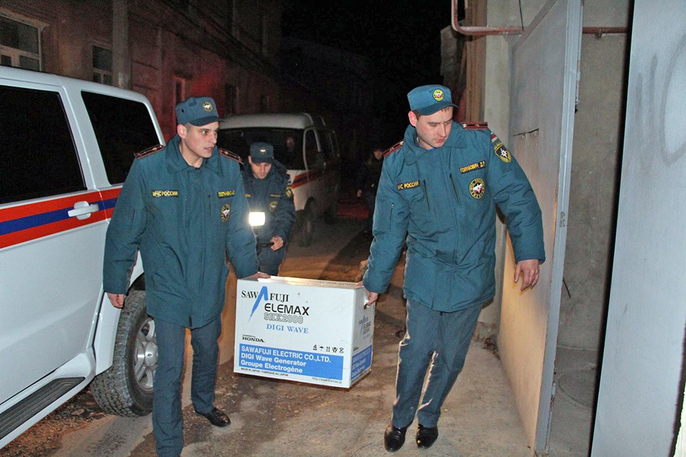 Работа сотрудников МЧС во время отключения электричества в Крыму  