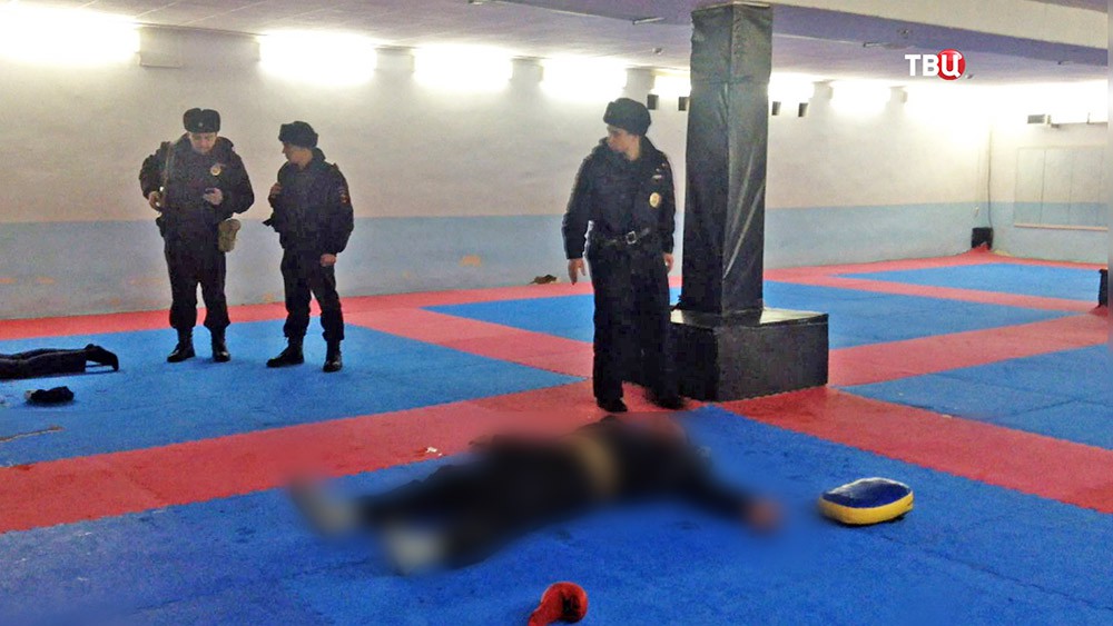 Полиция на месте стрельбы в спортклубе в Саратове