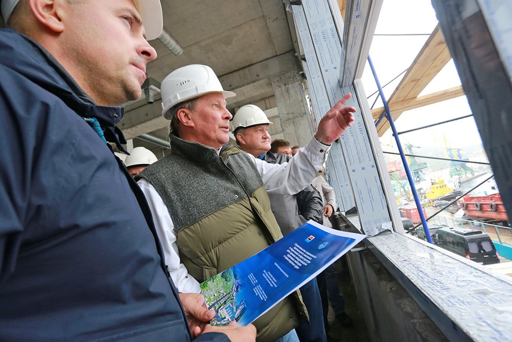 Руководитель администрации президента РФ Сергей Иванов во время посещения в столице Камчатского края строящегося здания