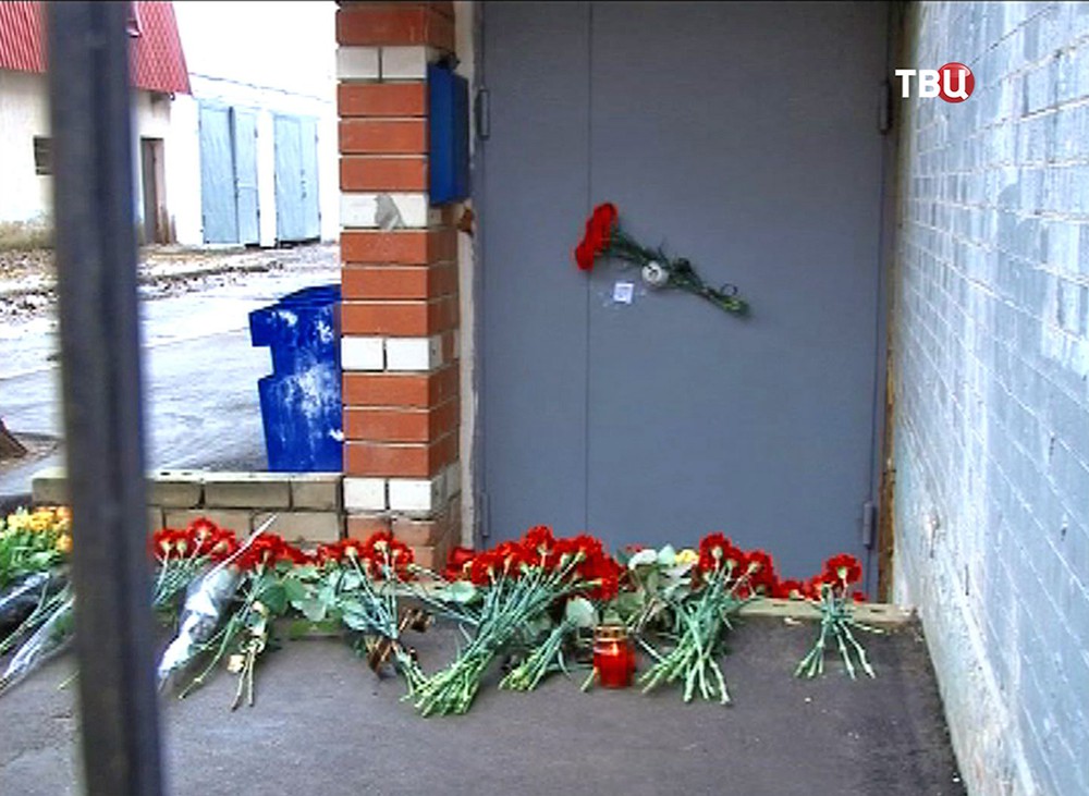 Цветы у входе в спортивный клуб в Саратове, где был убит тренер по карате