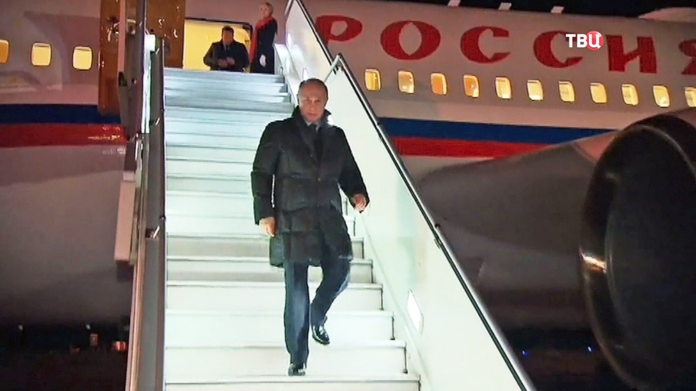 Президент России Владимир Путин спускается по трапу самолета