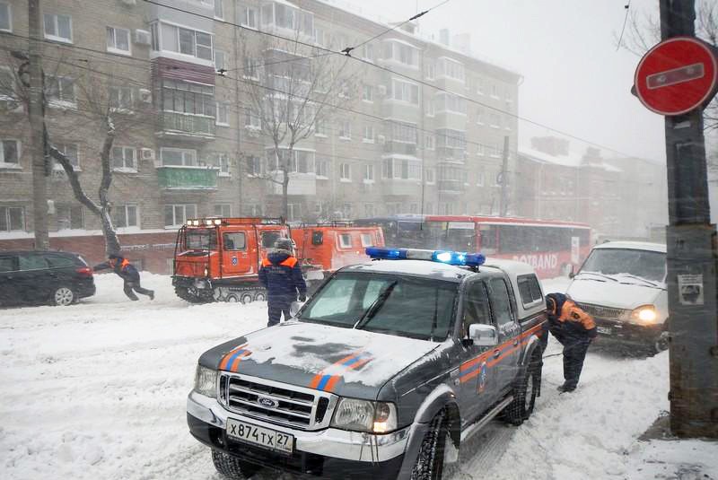 Спасатели МЧС оказывают помощь жителям Хабаровска в условиях снежного циклона