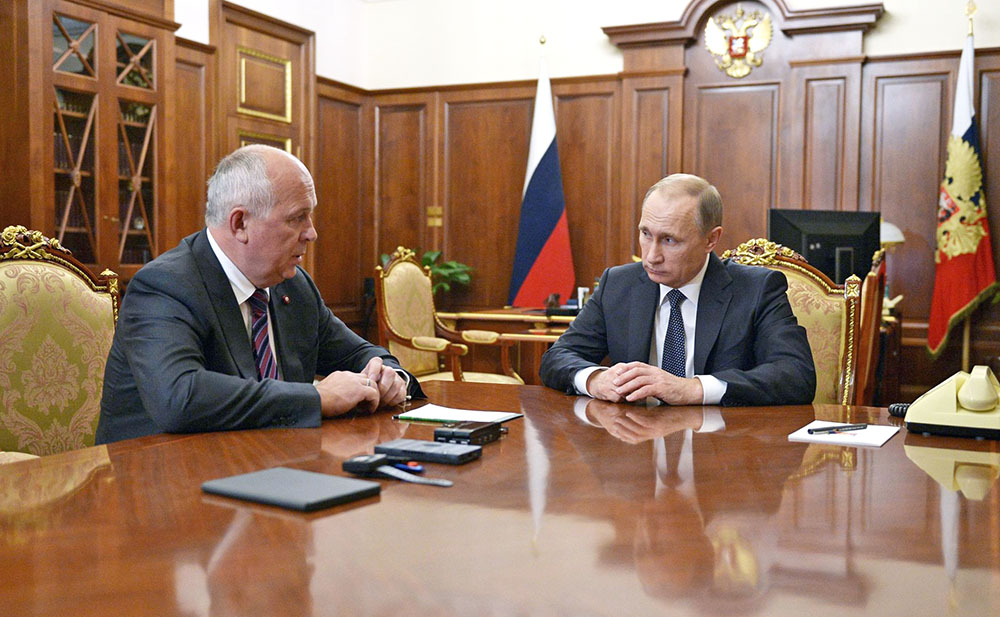 Президент России Владимир Путин и генеральный директор Госкорпорации «Ростех» Сергей Чемезов