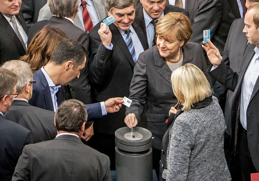 Ангела Меркель принимает участие в голосавание в парламенте за начало военной операции в Сирии
